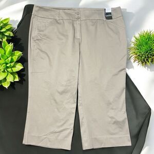 New York & Company Capri Pants Women’s 18 Khaki City Stretch Mid Rise Work NWT